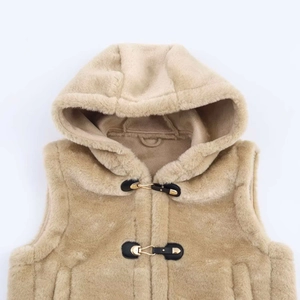 Gilet à capuche chic en fausse fourrure beige avec boucle élégante en cuir et métal