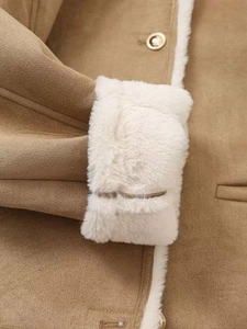 Détail de la veste en daim kaki montrant la doublure en fausse fourrure blanche douce