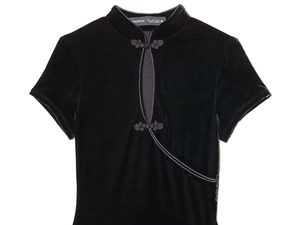 Dettaglio del top cheongsam in velluto nero con bottoni tradizionali cinesi e collo alla coreana