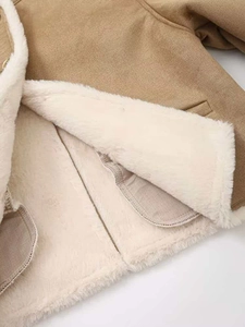 Gros plan d'une veste en daim marron avec doublure épaisse en fausse fourrure et poche
