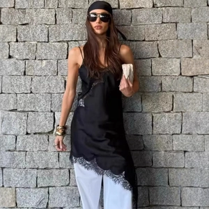 Robe caraco élégante en satin noir avec patchwork de dentelle et ourlet irrégulier