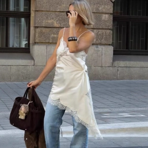 Robe nuisette élégante en satin ivoire avec dentelle sur un fond de rue européenne