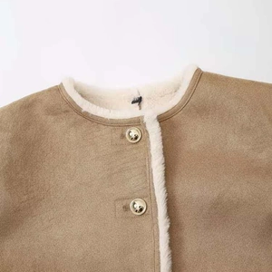Veste en suédine camel pour femme avec doublure en polaire blanche et boutons dorés