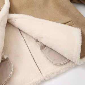 Veste pour femme en daim camel avec doublure en peluche blanche et boutonnage