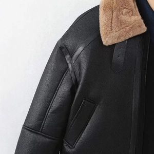 Veste en cuir noir vintage avec col en fausse fourrure marron et coutures détaillées