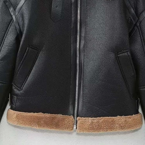 Veste de motard vintage en cuir noir avec bordure en fourrure marron et fermeture éclair