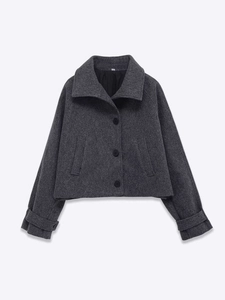Détails d'une veste courte grise en laine avec col à revers et boutons classiques