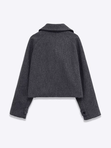 Vue détaillée du dos d'une veste en laine gris foncé avec revers larges et poignets
