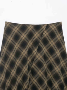 Vue détaillée du motif à carreaux marron et noir sur une jupe asymétrique en mousseline