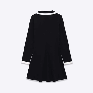 Elegante vestido de punto negro de manga larga con ribete de contraste blanco y línea A