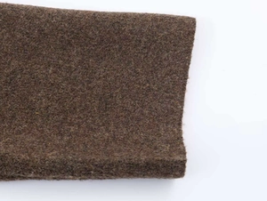 Dettaglio ravvicinato della texture in lana intrecciata marrone scuro di un cardigan