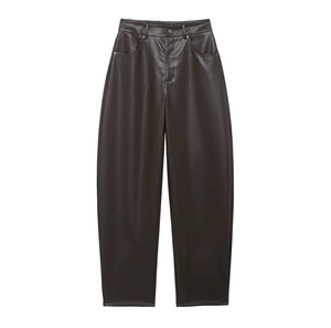 Dettaglio dei pantaloni in similpelle marrone scuro a vita alta con tasche laterali
