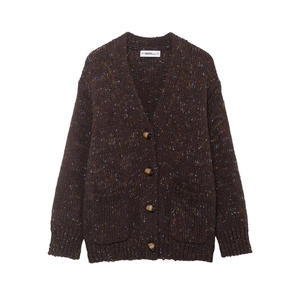 Détail du cardigan en maille marron chiné avec col en V, boutons et grandes poches