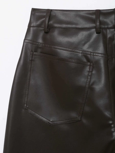 Dettaglio della tasca posteriore e delle cuciture sui pantaloni in ecopelle marrone scuro