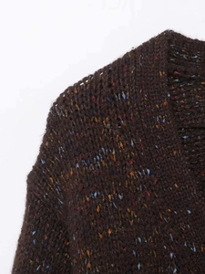 Gros plan d'un cardigan en grosse maille marron foncé avec des points de tweed colorés