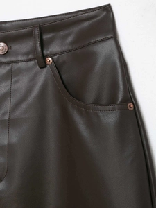 Dettaglio dei pantaloni in ecopelle marrone scuro con bottone metallico e cuciture tasche