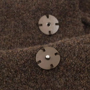 Cardigan in maglia marrone con bottone a pressione in metallo e morbida texture