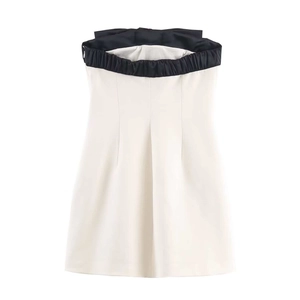 Abito linea A bianco senza maniche con scollo a balze nere per look estivo da festa
