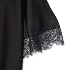 Elegante scialle nero con delicato bordo in pizzo a ciglia e finitura in raso liscio