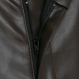 Pantaloni in similpelle marrone scuro con texture litchi di qualità e zip in metallo nero