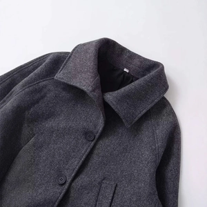 Veste courte grise en laine pour femme avec col à revers et boutons classiques