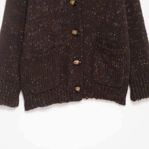 Gilet en maille chiné marron foncé avec boutons brandebourg et poches plaquées