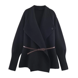 Cardigan noir en maille pour femme avec grand revers et ceinture fine en cuir marron