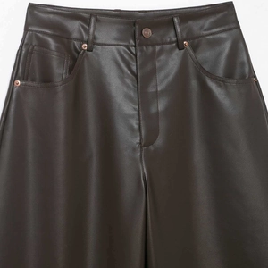 Pantaloni da donna a vita alta in ecopelle marrone scuro con bottoni metallici