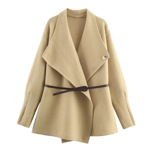 Détail du cardigan en maille kaki avec large col écharpe et bouton en marbre ambré