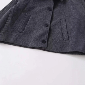 Veste courte en laine gris foncé pour femme avec revers, boutons et poches latérales