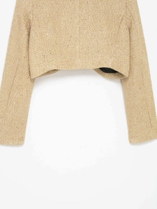 Détails de la veste courte en tweed avec paillettes scintillantes et ourlet arrondi