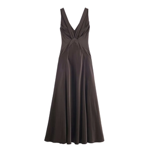 Elegante abito midi in raso color cioccolato con scollo a V profondo e dettaglio in vita