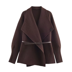 Vue détaillée du manteau en laine marron foncé avec col à revers, ceinture et bouton