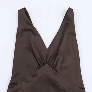 Elegante abito midi senza maniche con scollo a V profondo in raso di seta marrone cioccolato