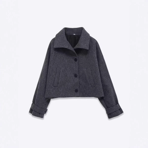 Veste courte en laine gris foncé avec large revers et fermeture à boutons classiques