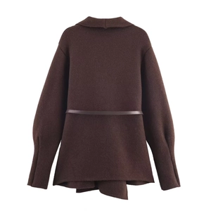 Vue arrière d'un cardigan en maille marron foncé avec col à revers et ceinture fine en cuir
