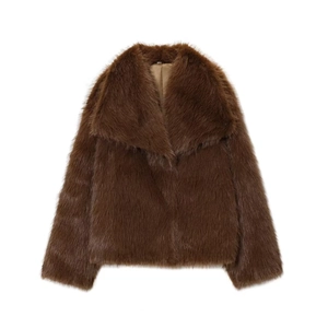 Manteau court en fausse fourrure marron pour femmes avec grand col et texture peluche