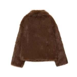 Détail de la texture douce de la fourrure synthétique brune sur cette veste d'hiver