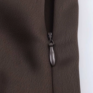 Elegante abito midi in raso marrone scuro con dettaglio di cerniera invisibile sul retro