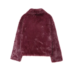 Vue détaillée montrant la texture de fausse fourrure moelleuse et la couleur rouge bordeaux