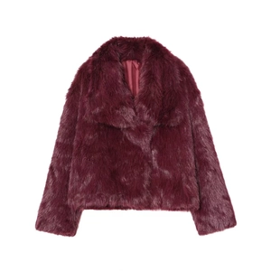 Manteau court en fausse fourrure bordeaux avec grand col et texture pelucheuse