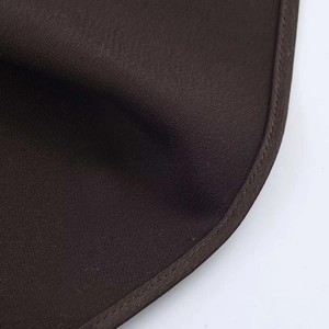 Dettaglio del vestito midi in raso marrone scuro con trama saia e bordo rifinito