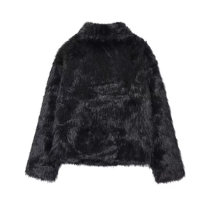 Vue détaillée du dos de ce manteau d'hiver noir en fausse fourrure à texture pelucheuse