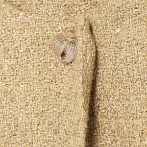 Veste chic en tweed doré avec fils métalliques et bouton métallique texturé en forme de coquille