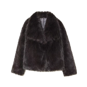 Détail d'un manteau en fausse fourrure noire avec texture douce et doublure satinée