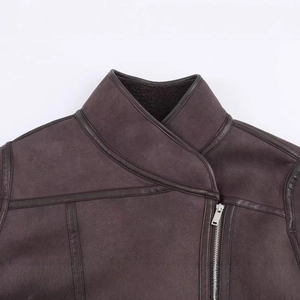 Giacca in pelle scamosciata marrone scuro con collo alto e calda fodera in pile