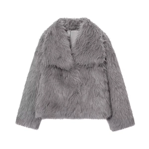 Vue détaillée du manteau en fausse fourrure grise avec revers larges et texture douce