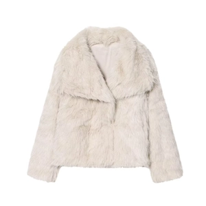 Vue détaillée de la texture en fausse fourrure et du grand revers sur cette veste courte