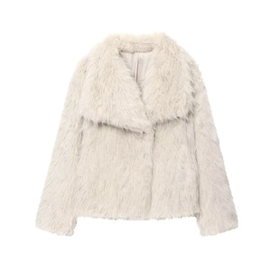 Détail de la veste en fausse fourrure gris clair avec revers et doublure en satin