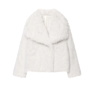 Gros plan détaillé montrant la texture douce et les fibres du manteau en fausse fourrure
